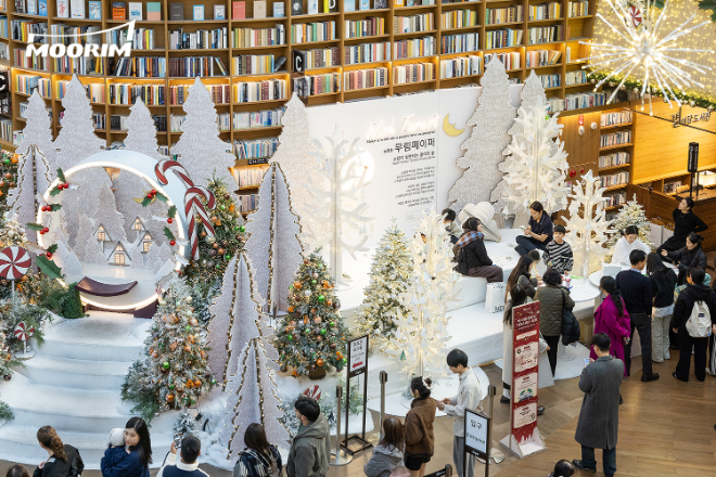 국내 대표 친환경 종이기업 무림페이퍼(대표 이도균)가 스타필드 코엑스몰 별마당 도서관에 감성 종이 체험존 ‘위시 포레스트’를 선보였다. /사진제공=무림페이퍼