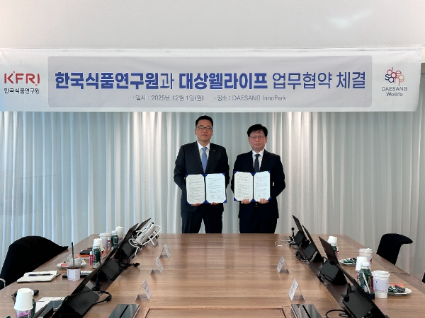 대상웰라이프 서훈교 대표이사(왼쪽)와 한국식품연구원 백현동 원장(오른쪽)