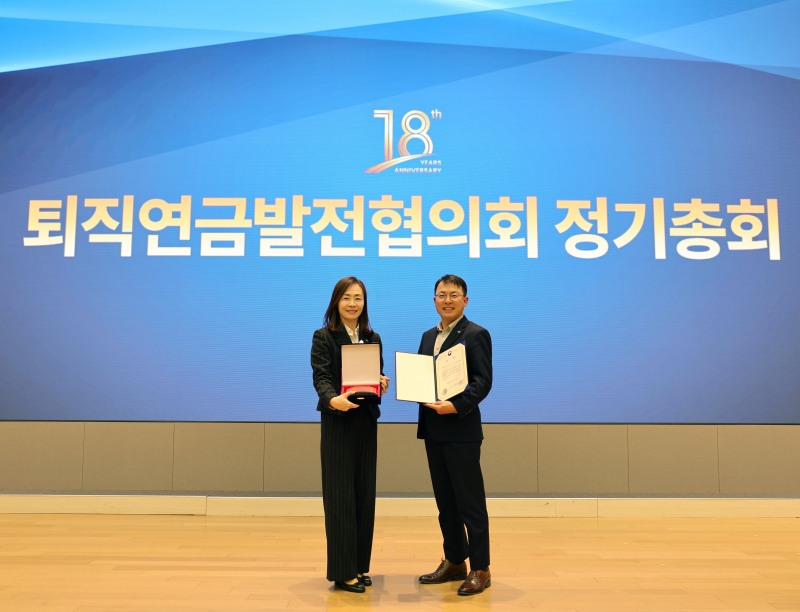 고용노동부장관상을 수상한 전순표 미래에셋생명 연금영업부문대표와(왼쪽) 미래에셋생명을 대표해 특별상을 수상한 정현영 미래에셋생명 연금영업2본부장./미래에셋생명