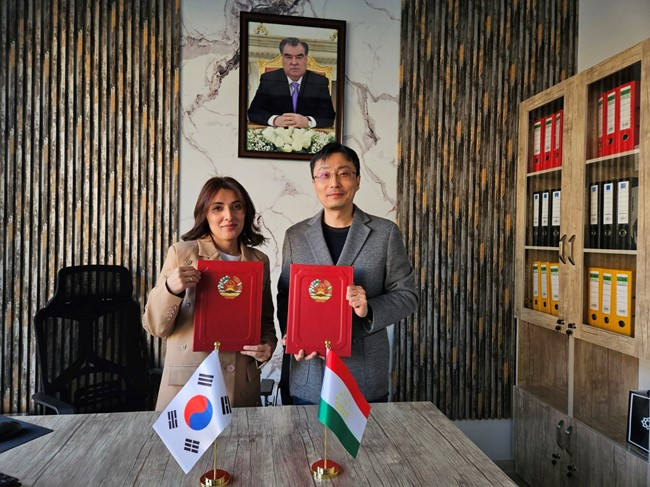 2025년 11월 18일, 'Project Titan: Tajikistan 협약식 기념 촬영. (왼쪽: 타즈키스탄 타이탄 트레이닝 센터 대표 토시마토바 메랑게즈 대표, 엔에스데블 신승용 위원장)