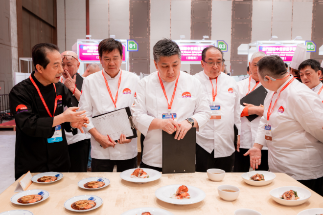 한국 대표팀의 출품 요리를 설명하고 있는 우금산 셰프(왼) / 사진제공: 주최측