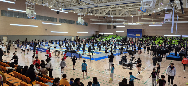 소아암 이기고 우승 트로피 든 14세 소년, 감동의 줄넘기 대회