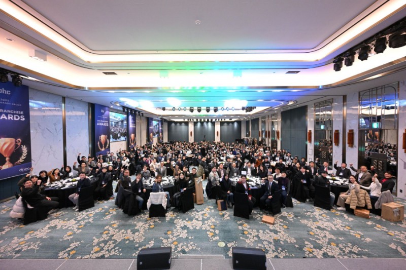 bhc, 2025 bhc 프랜차이즈 어워드에서 기념 단체사진 촬영을 진행하고 있다.