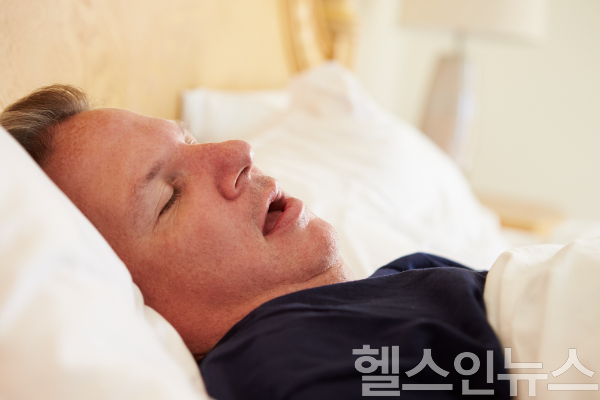 중등도 이상 수면무호흡증이 있는 중장년층은 뇌 미세출혈 위험이 약 2배 높은 것으로 나타났다. (사진 제공=클립아트코리아)
