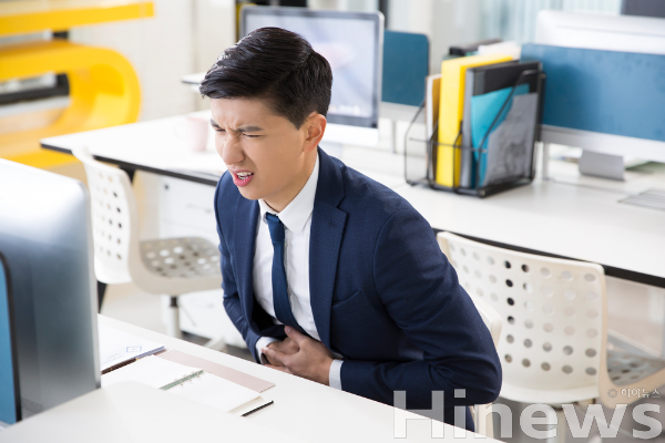 연말 폭음은 급성 췌장염 위험을 높이므로, 복부 통증이 지속되면 즉시 진료해야 한다. (사진 제공=클립아트코리아)