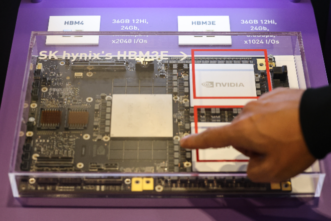 SK하이닉스 곽노정 대표이사 사장이 차세대 HBM 로드맵을 공개한 3일 서울 강남구 코엑스에서 열린 SK AI 서밋 2025 전시장에 SK하이닉스의 고대역폭 메모리 HBM3E가 전시돼 있다. 로드맵에 따르면 SK하이닉스는 2026년부터 HBM4 16단, HBM4E 8단·12단·16단, 커스텀 HBM4E를 순차 출시할 예정이며 HBM5와 HBM5E는 2029년부터 2031년 사이에 선보일 계획이다. / 연합뉴스