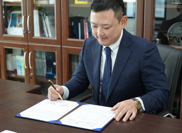 지난 4일, 대한사회복지회와의 업무협약서에 서명하는 플레이잇 김항주 대표