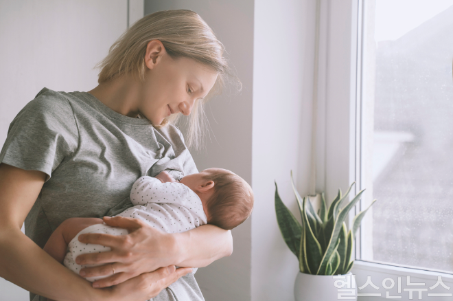 모유에는 아기의 장 건강과 면역을 돕는 다양한 보호 성분이 자연스럽게 포함되어 있다. (이미지 제공=클립아트코리아)