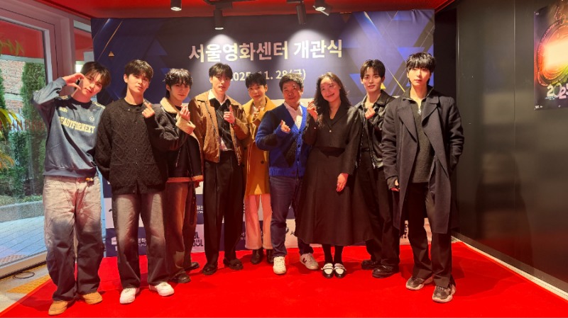 서울영화센터 포토월. (사)한국유튜버협회 김형우 부회장(우측 네 번째)이 포토월 앞에서 기념 촬영에 응하고 있다.