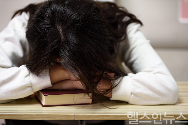 패스트푸드를 자주 먹는 청소년일수록 우울감이 더 높다는 연구들이 보고되고 있다. (이미지 제공=클립아트코리아)