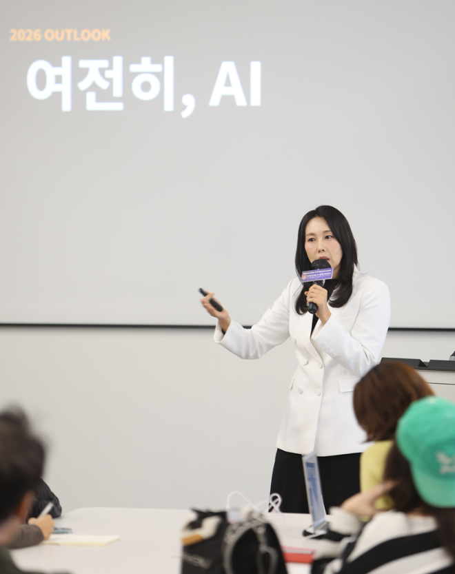 한국여성스타트업협회(회장 임은정)는 지난 2일 서강대학교에서 열린 ‘AI 창업·정부지원사업 전략’ 강의 현장에서 참가자들을 대상으로 ‘서울시 중소기업 워라밸 포인트제를 적극 홍보하고 안내했다.