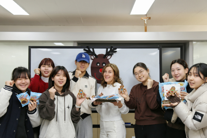 기말고사 기간을 맞아 훈훈한 장면을 연출한 제니퍼 교수와 학생들 기념사진. (사진제공=가톨릭관동대)