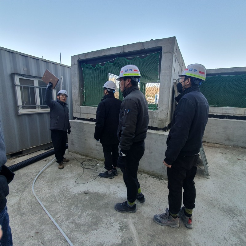 안전보건공단 경기동부지사(KOSHA, 지사장 정선식)는 3일 관내 건설 현장에서 겨울철 산업현장의 안전을 확보하기 위해 ‘12월 안전일터 조성의 날’ 행사를 진행했다. 사진 맨 왼쪽 정선식 지사장./안전보건공단 경기동부지사