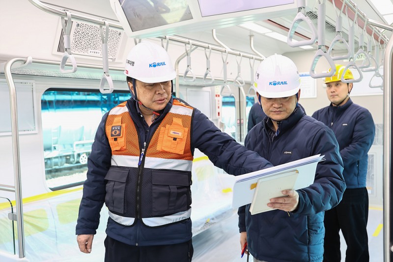 정정래 코레일 사장직무대행(사진 왼쪽)이 3일 대전조차장에서 충청권 광역철도 노선을 운행할 신규 전동열차의 객실 내부와 승하차 안전 설비 등을 점검하고 있다./코레일