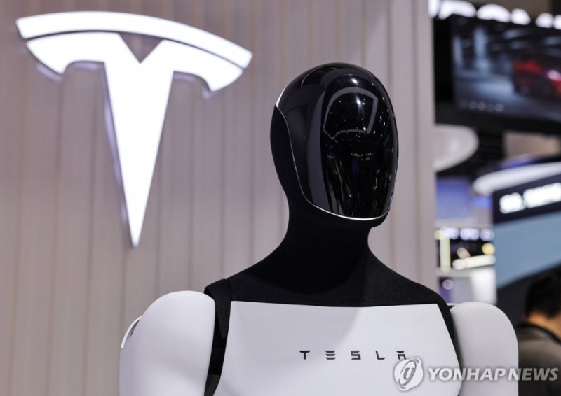 테슬라주가가 3일(현지시간) 트럼프 행정부의 로봇산업 지원책 추진 기대감에 4% 넘게 급등했다. 사진=테슬라 옵티머스, 로이터통신, 연합뉴스