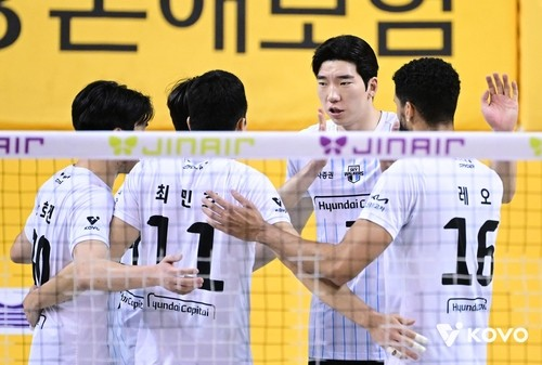 현대캐피탈, 삼성화재 3-0 완파…2위 KB손보 1점 차 추격