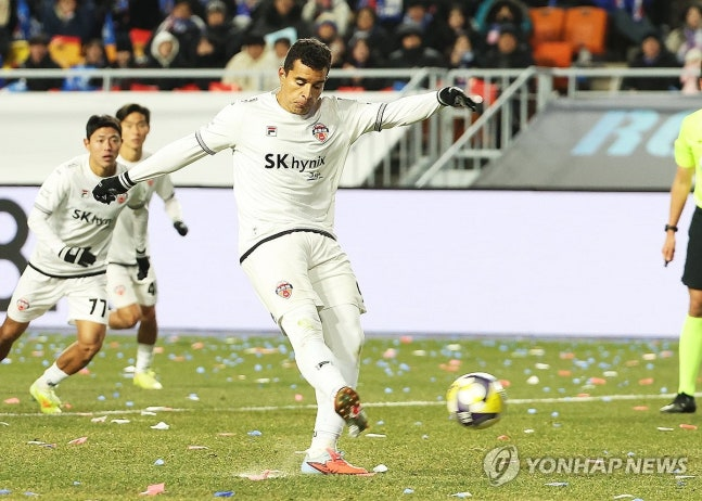 페널티킥 골 넣는 유리 조나탄 / 사진=연합뉴스