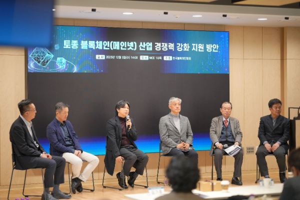 왼쪽부터 이상윤대표, 권혁일이사장, 이종혁교수, 윤석빈교수, 김기흥교수, 문영배박사, 김기홍교수