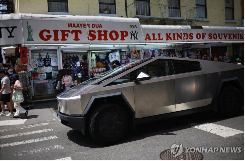 삼성증권은 내년 미국의 전기차 수요가 역성장할 것으로 전망했다. 사진=테슬라의 사이버트럭, 로이터통신, 연합뉴스