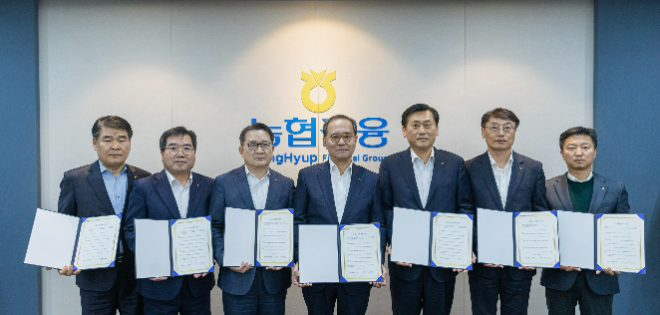 NH농협금융은 3일, 이찬우 회장(왼쪽에서 네 번째)과 부사장들이 그룹 소비자보호 헌장에 서약하고 금융소비자 권익 보호를 위한 전사적 실천 의지를 선언했다. ⓒNH농협금융