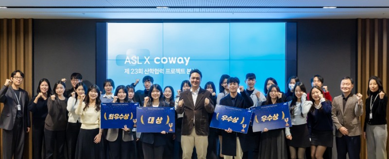 3일 서울 구로구 지타워 코웨이 본사에서 열린 ‘코웨이 대학생 산학협력 프로젝트’ 최종 발표회에서 문석환 코웨이 사업관리실장(앞줄 가운데)과 수상 학생들이 기념촬영을 하고 있다.