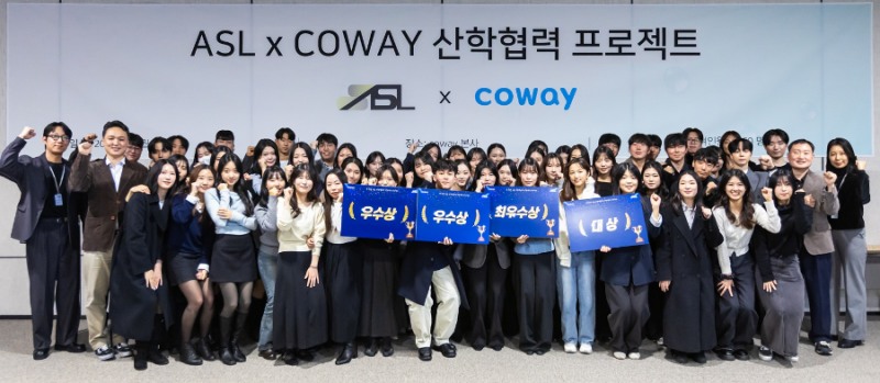 코웨이 대학생 산학협력 프로젝트에 참가한 학생들이 기념촬영을 하고 있다.