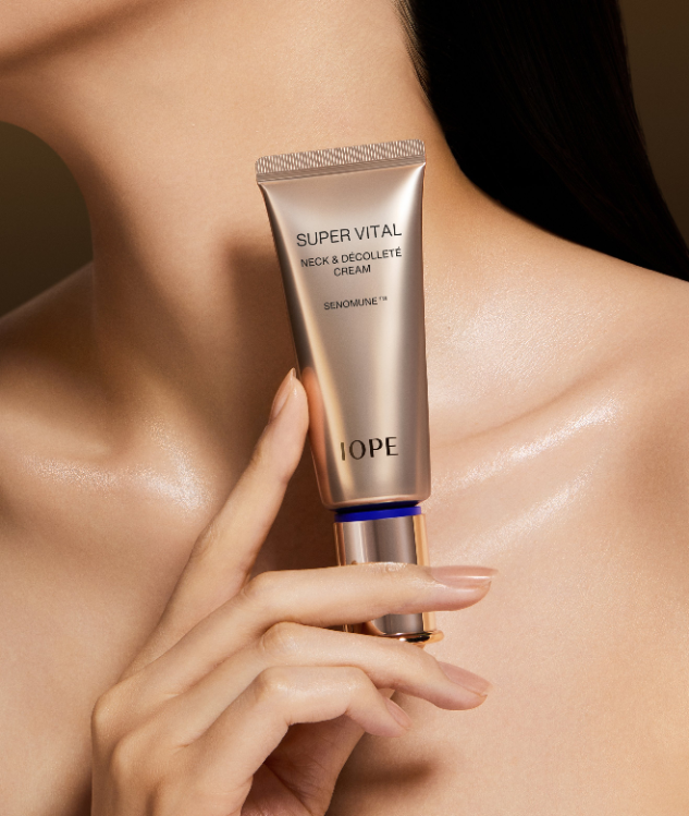 아이오페가 목과 쇄골 피부를 집중 관리하는 안티에이징 제품 ‘슈퍼바이탈 넥 앤 데콜테 크림’을 출시했다. (이미지 제공=아이오페)