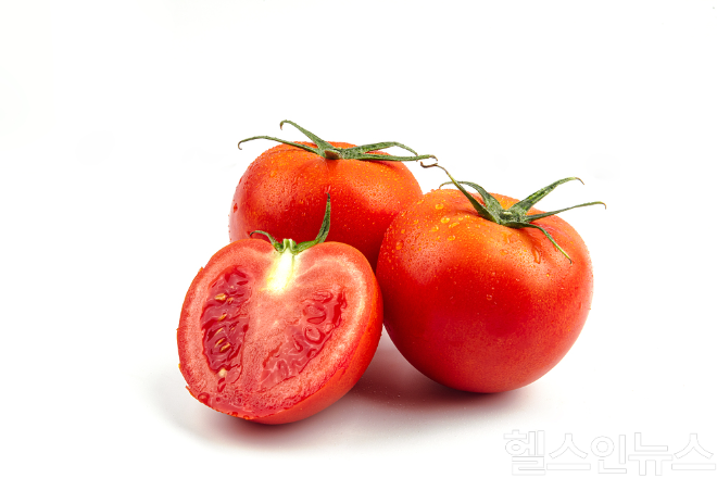 토마토의 라이코펜은 철분제와 함께 섭취하면 흡수가 떨어질 수 있어 시간 간격을 두는 것이 도움이 된다. (이미지 제공=클립아트코리아)