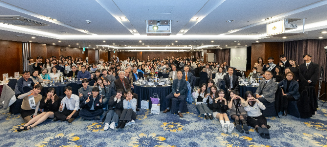 ‘동국대학교 교육학과 창립 50주년 교육인의 밤’ 행사 단체사진. (사진제공=동국대)
