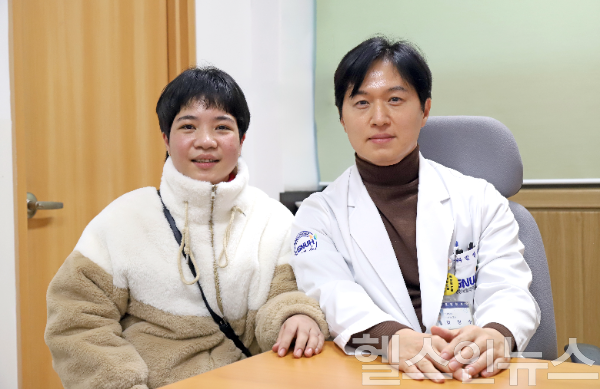 김영수 교수와 환자 사진 (사진 제공=경상국립대학교병원)