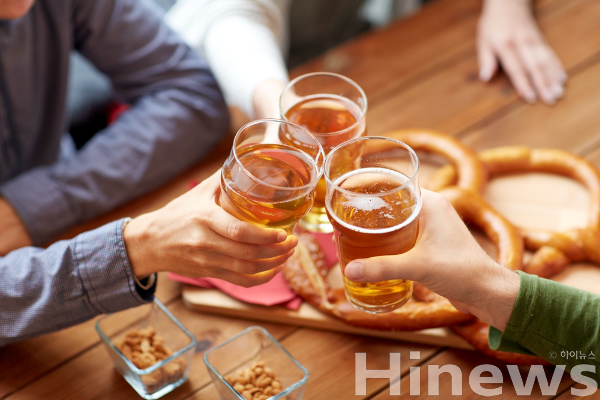 송년회 시즌의 폭음·폭식은 간과 위에 큰 부담을 줘 새해 건강을 위협할 수 있다. (사진 제공=클립아트코리아)