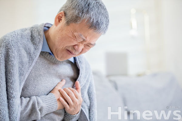 춥고 기온이 떨어지는 겨울엔 혈관이 수축해 심장·혈관에 부담이 커지고, 특히 가슴 통증이 20~30분 이상 지속되면 즉시 응급 치료가 필요하다. (사진 제공=클립아트코리아)