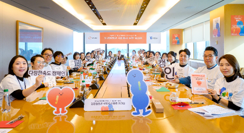 한화생명 암 관련 업무 임직원들과 암경험청년, 대한암협회 관계자들이 ‘다정한 속도’ 오프라인 응원 워크숍에서 기념촬영을 하고 있다. / 사진 = 한화생명