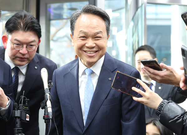 진옥동 신한금융지주 회장이 4일 서울 중구 신한금융지주 본사에서 열린 개별 최종면접에 참석하고 있다.