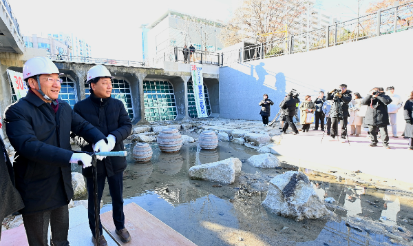 유정복인천시장과 차준택부평구청장이 굴포천 생태하천 물맞이 행사를 열고 있다.