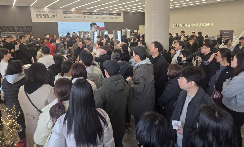 지난 28일 경기 수원시 권선구에서 문을 연 ‘서수원 에피트 센트럴마크’ 견본주택에 예비 청약자들이 방문, 분양 관계자의 설명을 듣고 있다./디허브