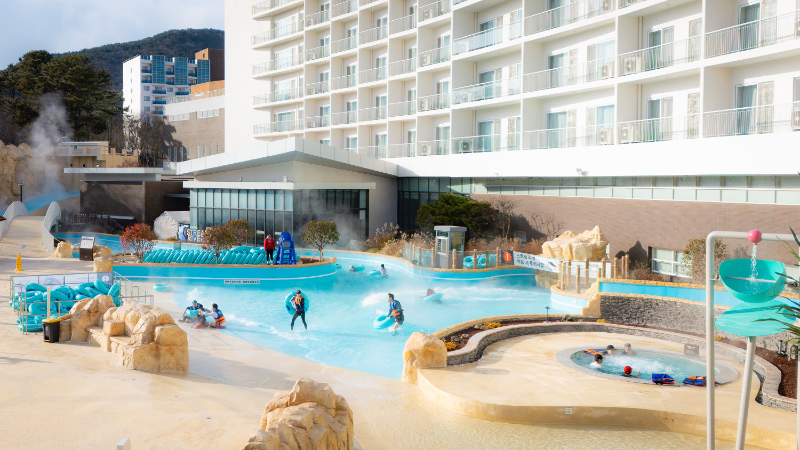 스플라스 스파&워터파크 야외 유수풀 스트림리버존 물놀이 모습./호반그룹