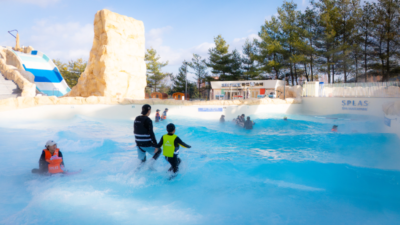 스플라스 스파&워터파크 야외 파도풀 아쿠아스톰 물놀이 모습./호반그룹