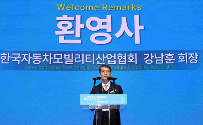 강남훈 WHE 공동조직위원장(한국자동차모빌리티산업협회 회장)이 환영사 하는 모습
