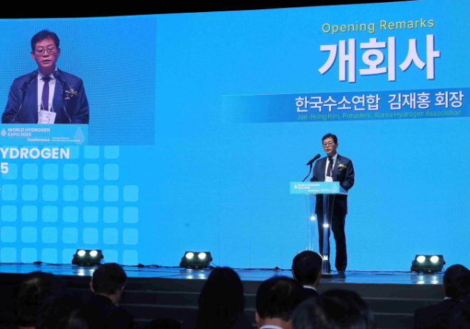김재홍 WHE 공동조직위원장(한국수소산업협회 회장)이 개회사 하는 모습