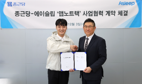 지난 3일 종근당 충정로 본사에서 김영주 종근당 대표와 이동헌 에이슬립 대표가 ‘앱노트랙’ 국내 공동판매 계약을 체결하고 있다. / 사진 = 종근당