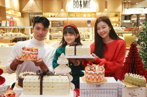 신세계백화점 강남점 지하1층 보앤미매장에서 파리의 거리를 형상화한 케익 '부쉬 리볼리'와 크리스마스 케이크를 모델들이 소개하고 있는 모습 / 사진 = 신세계백화점