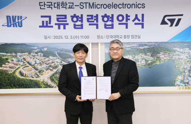 안순철 총장(오른쪽)이 박준식 ST마이크로일렉트로닉스 한국지사장과 업무협약을 체결하고 기념 촬영을 하고 있다. (사진제공=단국대)