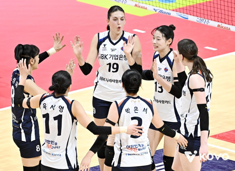 득점 후 기뻐하는 IBK기업은행 선수들