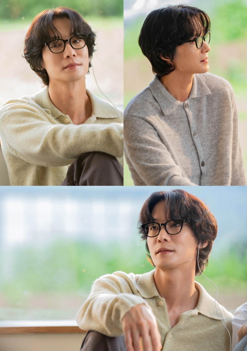 장률, ‘러브 미’ 포스터 비하인드 공개…따뜻한 분위기 속 훈훈한 매력