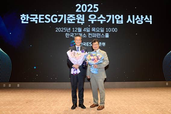 풀무원 김종헌 경영기획실장(사진 왼쪽)이 시상식 후 풀무원 이사회 김우진 감사위원장(사진 오른쪽)과 기념 촬영을 하고 있다.