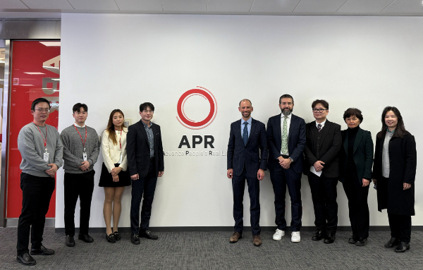 에이피알 본사를 찾은 세계지식재산기구(WIPO)의 앤드루 스테인즈 사무차장보(오른쪽부터 5번째)와 에이피알 관계자들이 기념 사진을 촬영하고 있다.