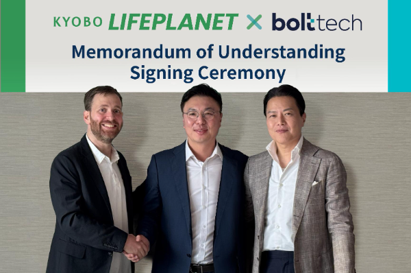 3일 홍콩에서 열린 아시아 최대 규모의 인슈어테크 컨퍼런스에서 교보라이프플래닛과 볼트테크코리아가 업무협약을 체결했다. 좌측부터 필립 볼트테크 아시아태평양 대표, 김영석 교보라이프플래닛 대표, 고광범 볼트테크코리아 대표.