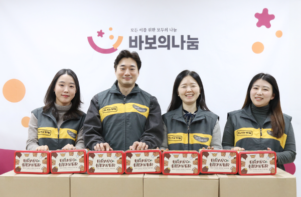 KB캐피탈과 바보의나눔 직원들이 장애인 거주 시설에 전달할 쿠키 세트를 포장하고 있다.
