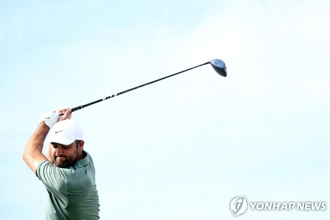 새로운 드라이버로 티샷 날리는 셰플러 / 사진=연합뉴스